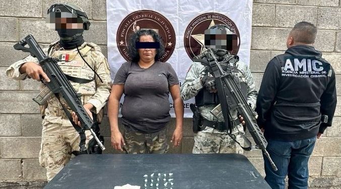 Detienen a mujer en posesión de droga tras cateo en Hermosillo.