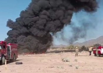 Incendio de llantas provoca fuerte contaminación al norte de Hermosillo.