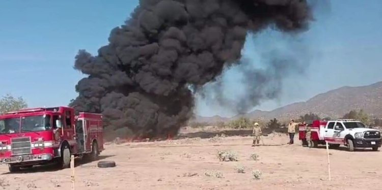 Incendio de llantas provoca fuerte contaminación al norte de Hermosillo.