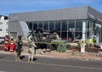 Se vuelca vehículo del Ejército Mexicano sobre el bulevar Kino.
