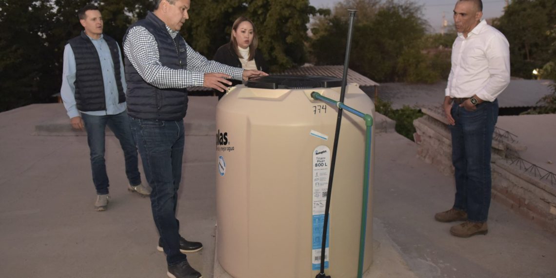 Apoya Toño Astiazarán a familias de la Adolfo López Mateos con cuarto en vivienda y tinacos.