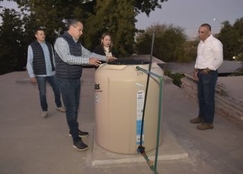Apoya Toño Astiazarán a familias de la Adolfo López Mateos con cuarto en vivienda y tinacos.