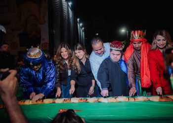 Atestiguan Toño Astiazarán y Patty Ruibal nuevo récord de Rosca de Reyes con 520 metros.