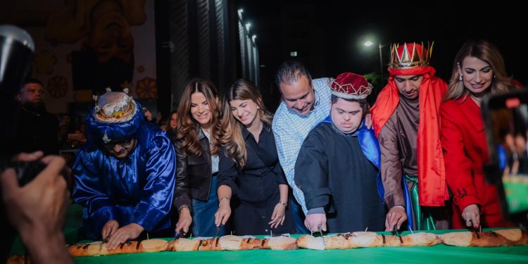 Atestiguan Toño Astiazarán y Patty Ruibal nuevo récord de Rosca de Reyes con 520 metros.