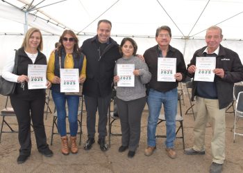 Entrega beneficios Toño Astiazarán a ciudadanos cumplidos con el pago de predial.