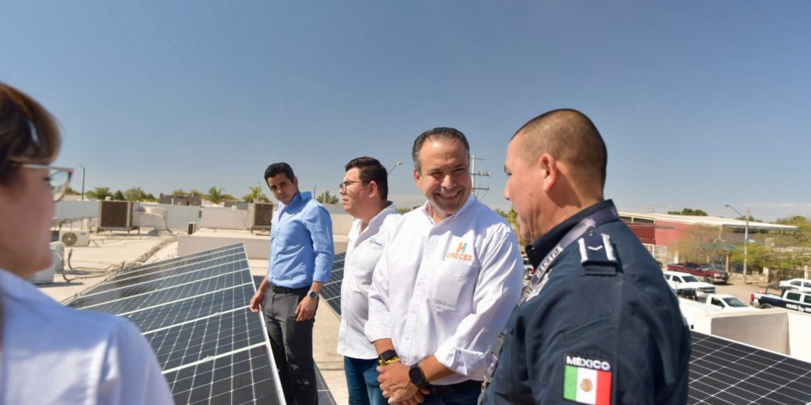 Equipa Toño Astiazarán con paneles solares comandancias del Poblado Miguel Alemán y Kino y entrega instalaciones para bomberos.