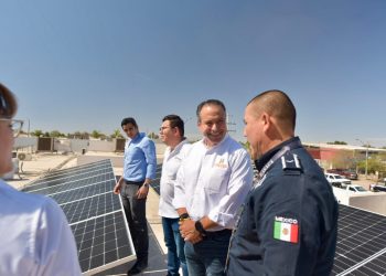 Equipa Toño Astiazarán con paneles solares comandancias del Poblado Miguel Alemán y Kino y entrega instalaciones para bomberos.