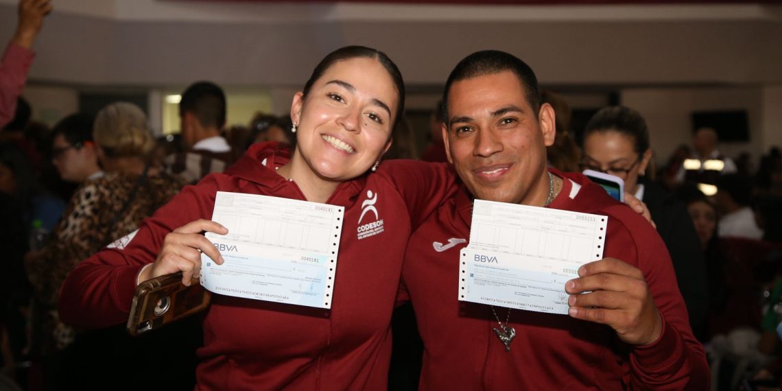 Gobierno de Sonora entrega estímulos académicos y deportivos.