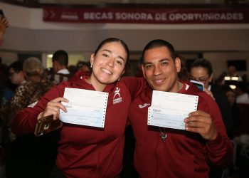 Gobierno de Sonora entrega estímulos académicos y deportivos.