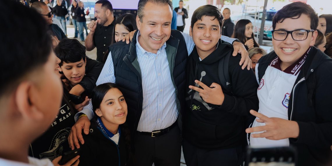 Ayudan Toño Astiazarán y Patty Ruibal a prevenir adicciones en jóvenes con programa “Advertencia DIF”.