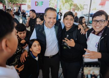 Ayudan Toño Astiazarán y Patty Ruibal a prevenir adicciones en jóvenes con programa “Advertencia DIF”.
