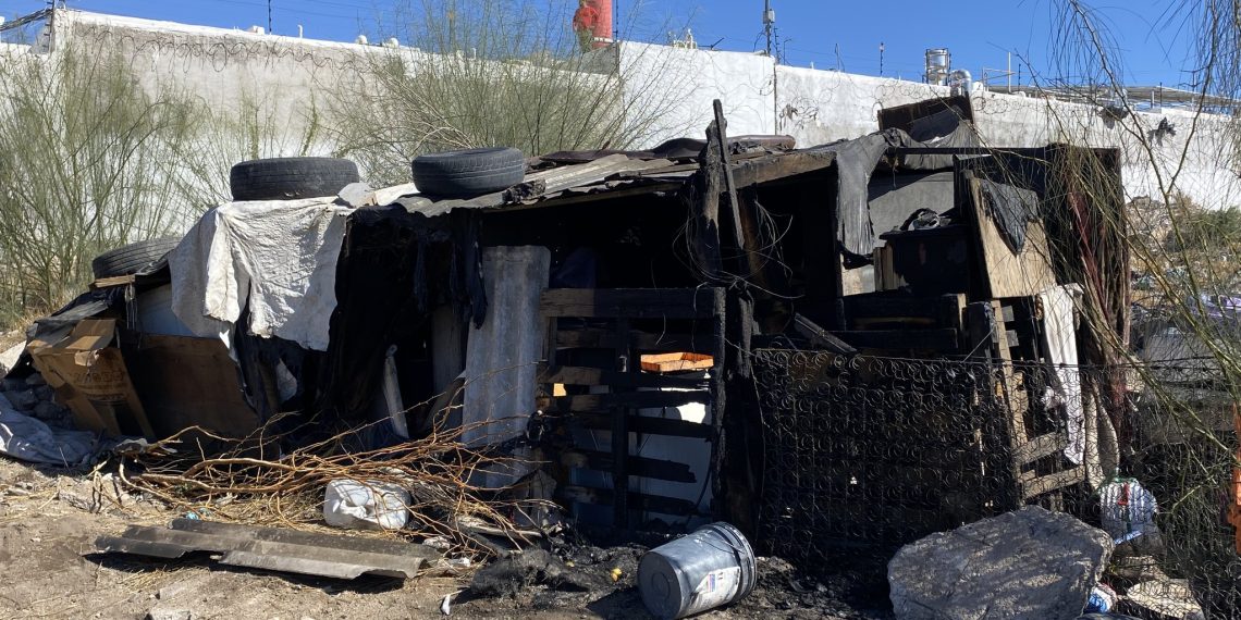 Sofocan fuego junto a casa de personas en situación de calle.