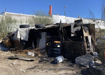 Sofocan fuego junto a casa de personas en situación de calle.