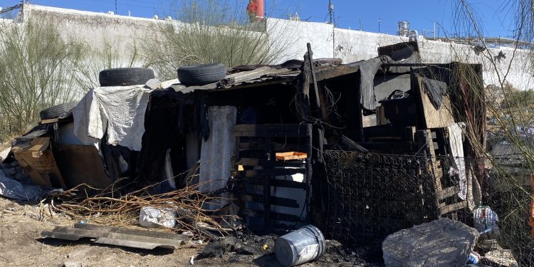 Sofocan fuego junto a casa de personas en situación de calle.
