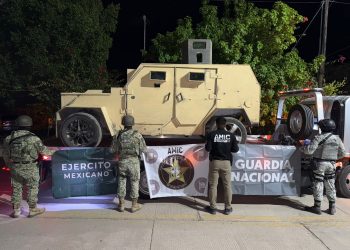 Aseguran dos vehículos con blindaje artesanal en cateo realizado en Pitiquito.