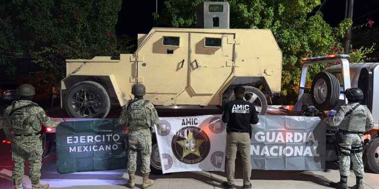 Aseguran dos vehículos con blindaje artesanal en cateo realizado en Pitiquito.