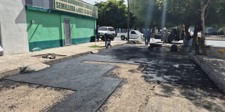 Refuerza Ayuntamiento de Hermosillo reparación de calles con el programa “Un Día en Tu Colonia”.