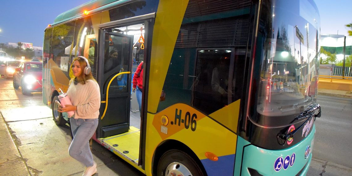 Da Toño Astiazarán banderazo de salida al HBus en su primer día de circulación.