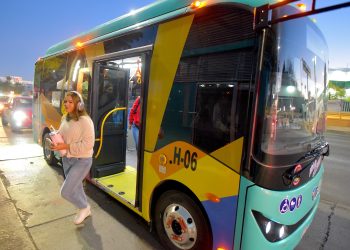 Da Toño Astiazarán banderazo de salida al HBus en su primer día de circulación.