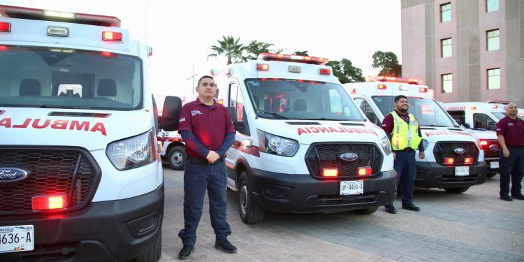 Gobernador Durazo entrega 12 ambulancias y fortalece atención de salud en Sonora.