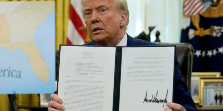 Trump firma plan para imponer aranceles recíprocos a socios comerciales.