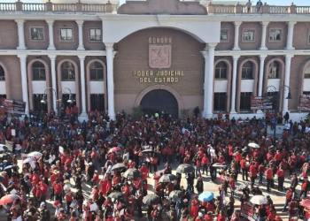 Marchan trabajadores de la educación para alzar la voz en contra de la Ley del Issste en Hermosillo.