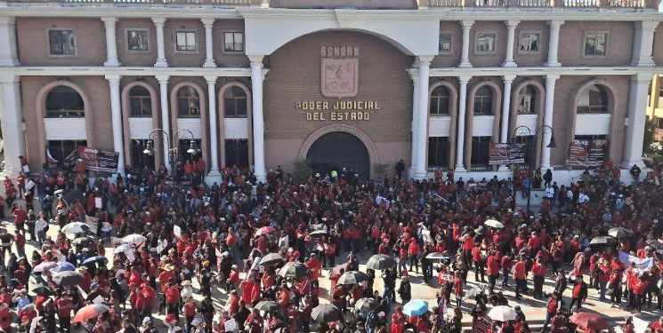 Marchan trabajadores de la educación para alzar la voz en contra de la Ley del Issste en Hermosillo.