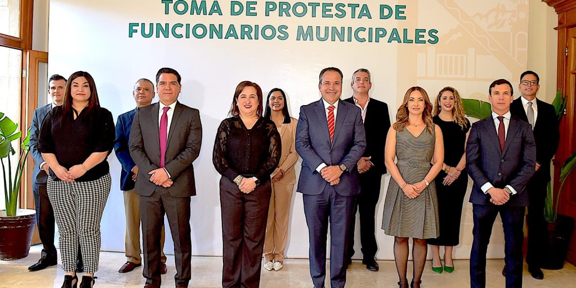 Toma protesta Antonio Astiazarán a servidores públicos en nuevas áreas municipales.