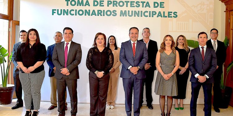 Toma protesta Antonio Astiazarán a servidores públicos en nuevas áreas municipales.