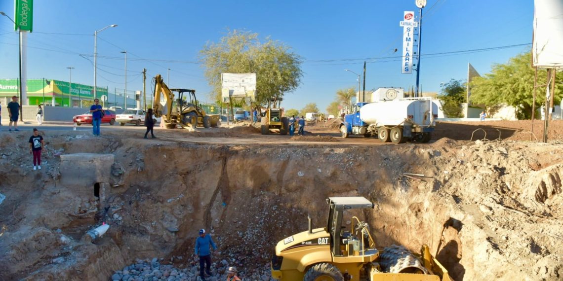 Verifica Toño Astiazarán avances en trabajos de rehabilitación en puente del bulevar Agustín Zamora.
