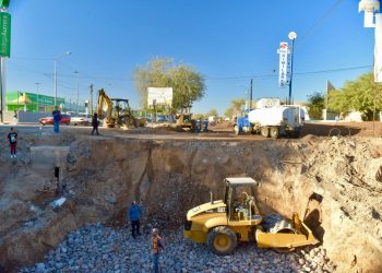 Verifica Toño Astiazarán avances en trabajos de rehabilitación en puente del bulevar Agustín Zamora.