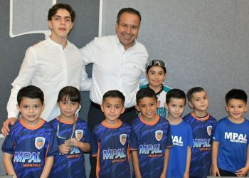 Entrega Toño Astiazarán apoyos a deportistas que participarán en competencias.