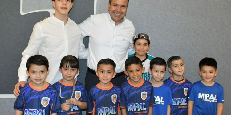 Entrega Toño Astiazarán apoyos a deportistas que participarán en competencias.