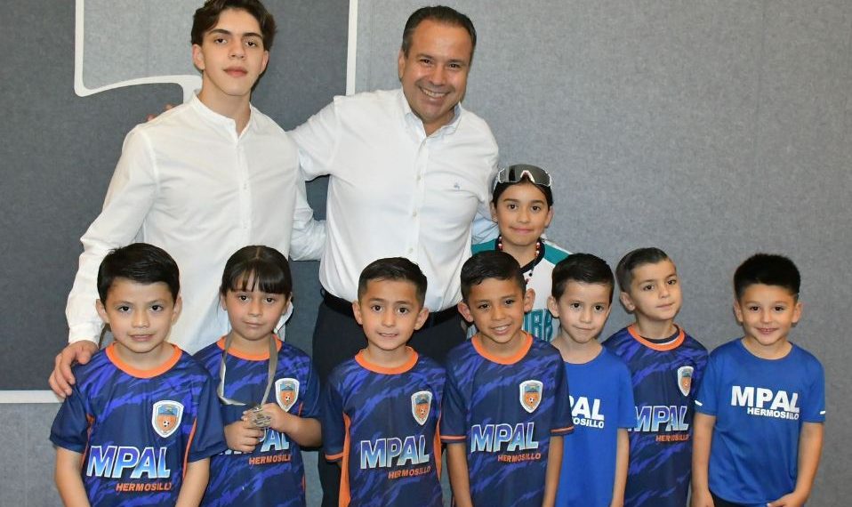 Entrega Toño Astiazarán apoyos a deportistas que participarán en competencias.