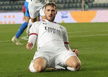 Santiago Giménez anota su primer gol con el Milan; en su debut en la Serie A.