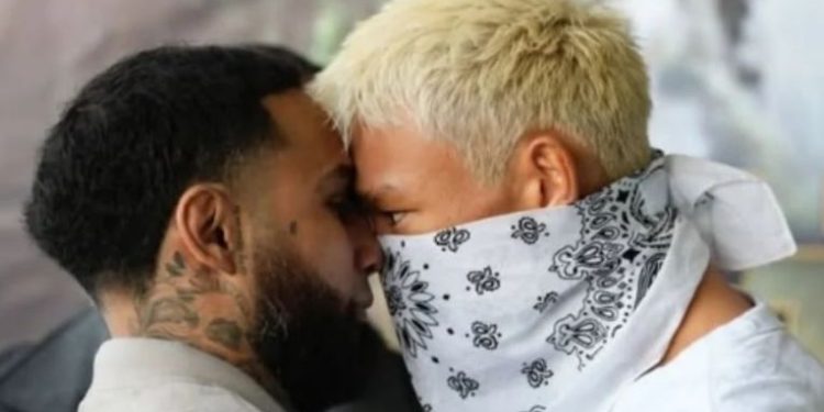 El boxeador mexicano Luis ‘Pantera’ Nery llega a los golpes con el japonés Kameda en careo previo a su pelea.