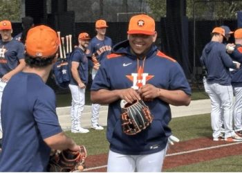 Isaac Paredes celebra su cumpleaños con mariachi sorpresa de los Astros de Houston.