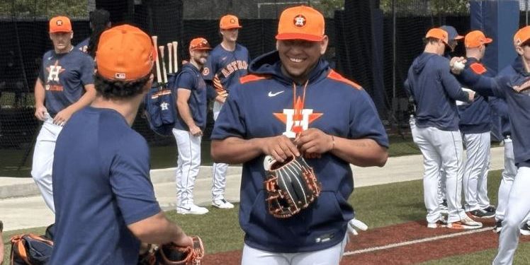 Isaac Paredes celebra su cumpleaños con mariachi sorpresa de los Astros de Houston.