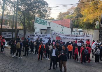 Karatecas bloquean ingreso a la Conade por inconformidades en su Federación.