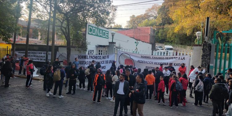 Karatecas bloquean ingreso a la Conade por inconformidades en su Federación.