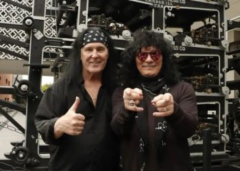Captan a Dave Evans, exvocalista de AC/DC, en la Cámara de Diputados: La verdadera música es el rock.