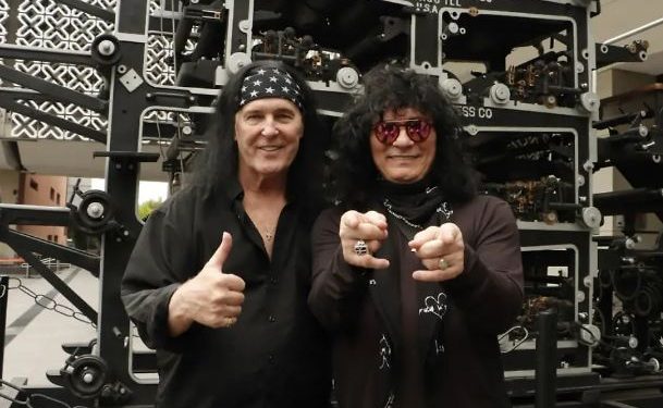 Captan a Dave Evans, exvocalista de AC/DC, en la Cámara de Diputados: La verdadera música es el rock.