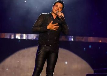 Chayanne come tacos al pastor por primera vez y su reacción se hace viral.