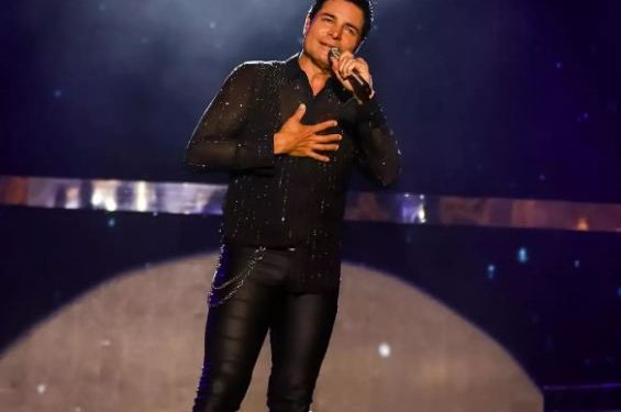 Chayanne come tacos al pastor por primera vez y su reacción se hace viral.