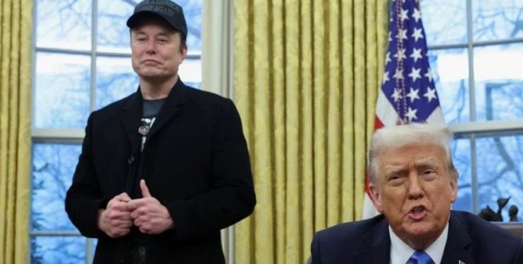 Trump firma un decreto para reducir la plantilla burócrata y dar más poder a DOGE, encabezada por Musk.