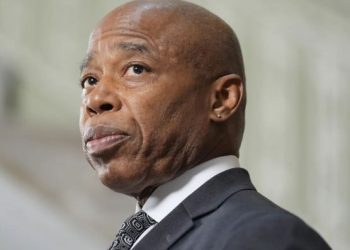 Alcalde de NY negocía con Trump redadas a migrantes mexicanos, a cambio de ‘perdonar’ sus cargos penales por corrupción y sobornos.