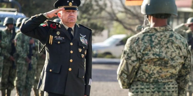 Atacan con drones a militares en Chihuahua; general Alejandro Gutiérrez resultó herido.