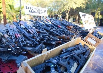 Gobernador Alfonso Durazo encabeza destrucción de armamento en Sonora por Ejército Mexicano.