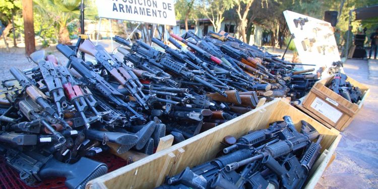 Gobernador Alfonso Durazo encabeza destrucción de armamento en Sonora por Ejército Mexicano.