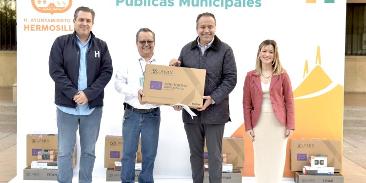Apoya Toño Astiazarán a red de bibliotecas públicas municipales con entrega de computadoras.